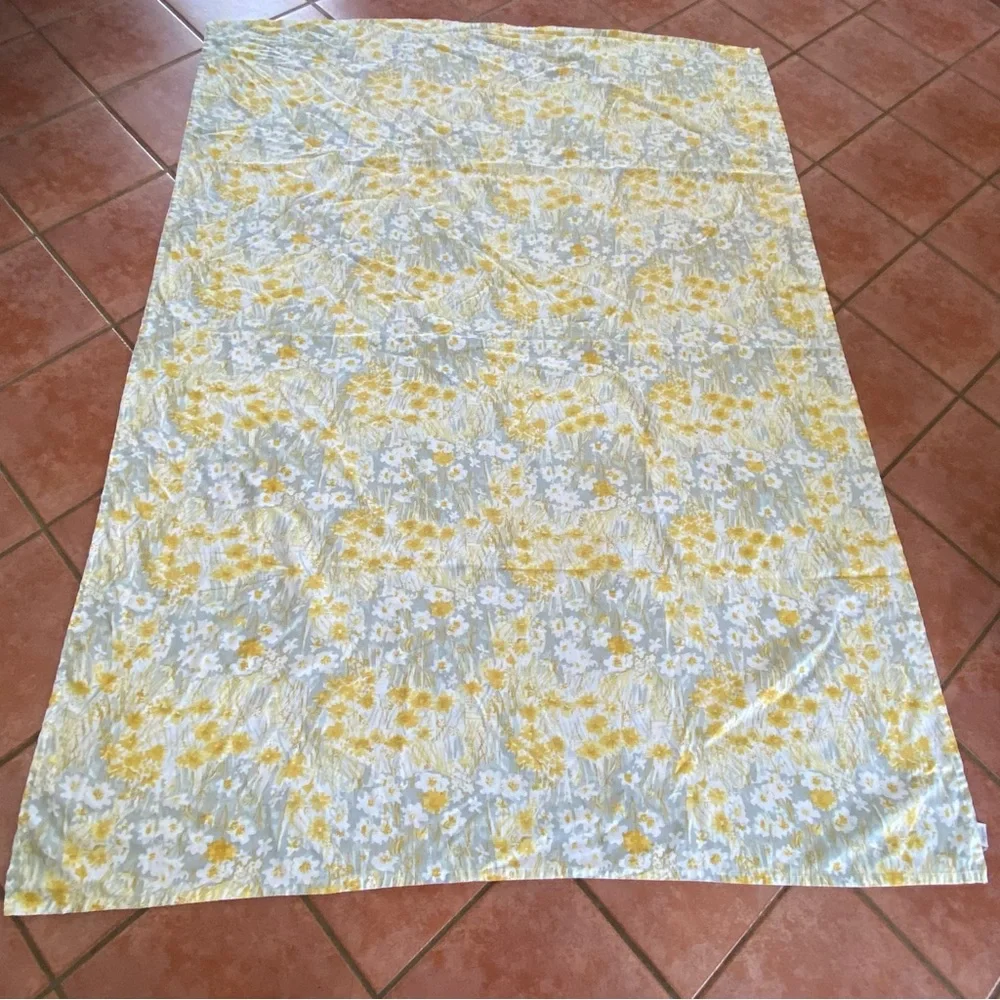 Vera Cornflower Cloth Tablecloth 30 X 78 Yellow White Gray Floral Cotton Blend